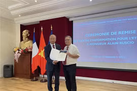 Entregan Premio de Información al Exterior de Vietnam a historiador francés