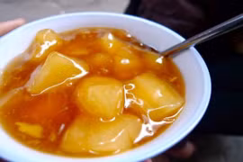 Compota de yuca dulce, comida callejera especial en Hanoi