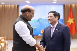 Primer ministro de Vietnam recibe al ministro de Defensa de la India