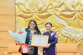 Entregan medalla conmemorativa de amistad a embajadora venezolana