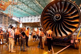 Expertos del mundo visitan instalación de mantenimiento de aeronaves de Vietnam 