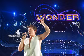 Cantante estadounidense Charlie Puth actúa en festival de música en Vietnam