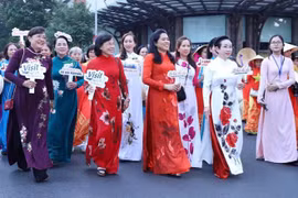 Más de tres mil personas participan en desfile de Ao Dai en Ciudad Ho Chi Minh 