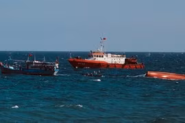 Carguero extranjero rescata a pescadores vietnamitas accidentados