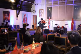 Concierto conecta a estudiantes vietnamitas y británicos