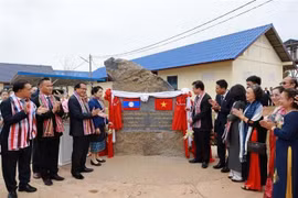 Vietnam entrega obra de escuela secundaria a Laos