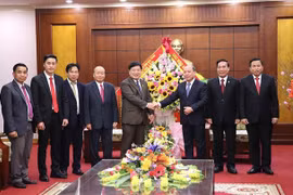 Provincia laosiana ofrece saludos de Tet a su similar vietnamita de Hoa Binh