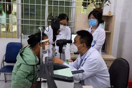 Fundación australiana apoya servicios refractivos en provincia vietnamita