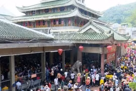 Templo vietnamita entre destinos turísticos espirituales destacados en región