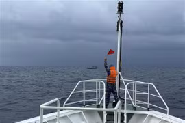 Remolcan a puerto seguro a barco pesquero en dificultades