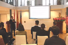 Presentan política exterior vietnamita a estudiantes extranjeros