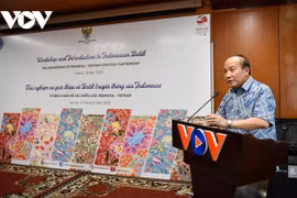 Divulgan técnica tradicional de teñido de telas de Indonesia en Hanoi