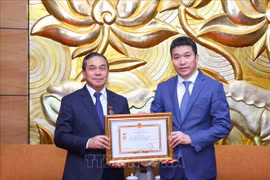 Vietnam otorga medalla conmemorativa al embajador de Laos