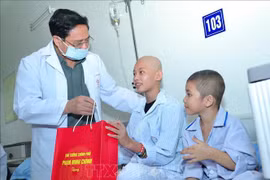 Premier vietnamita visita pacientes pediátricos con motivo del Festival de Medio Otoño
