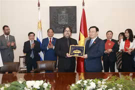 Titular del Parlamento vietnamita mantiene reunión con autoridades de Montevideo