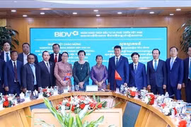 Viceprimera ministra camboyana elogia aporte del banco vietnamita al desarrollo de su país