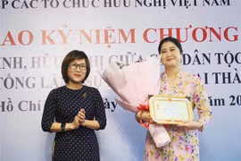 Entregan a cónsul general de Malasia en Ciudad Ho Chi Minh medalla de amistad