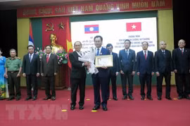 Laos otorga condecoraciones estatales a colectivos e individuos vietnamitas 