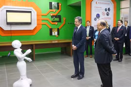 Jefe de la diplomacia estadounidense visita muestra de productos tecnológicos vietnamitas