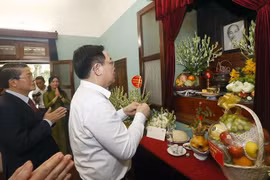 Titular del Parlamento vietnamita ofrece incienso en homenaje al Tío Ho