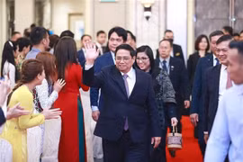 Premier vietnamita se reúne con la comunidad de compatriotas en Singapur