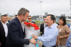 Premier de Luxemburgo visita Bahía de Ha Long