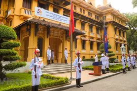 Izan bandera de ASEAN en Vietnam por 56 aniversario de su fundación