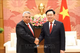 Presidente del Parlamento vietnamita recibe al secretario general de Central de los Trabajadores de Cuba