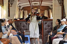 Actuaciones musicales gratuitas en el tren antiguo en Da Lat