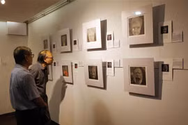 Exposición de pintura muestra los efectos persistentes del Agente Naranja