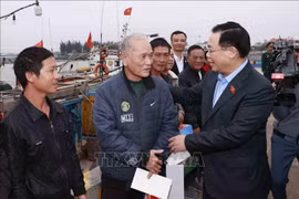 Presidente parlamentario felicita a pescadores de Quang Binh en ocasión del Tet