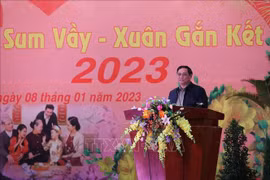 Premier vietnamita extiende mejores deseos del Tet a los trabajadores