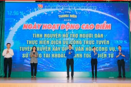 Los jóvenes de la Ciudad Ho Chi Minh asisten al público en el manejo de los servicios digitales