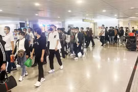 Regresan al país 60 ciudadanos vietnamitas rescatados en casino en Filipinas