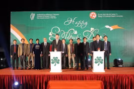 Puente vietnamita se ilumina con verde por Día de San Patricio de Irlanda