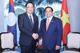 Premier vietnamita dialoga con su homólogo laosiano