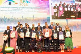 Médico vietnamita honrado con premio de Asia – Pacífico por sus aportes a prevención de ceguera