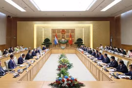 Premier vietnamita conversa con su homólogo luxemburgués