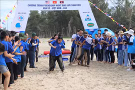 Estudiantes vietnamitas intercambian con amigos de Estados Unidos y Laos