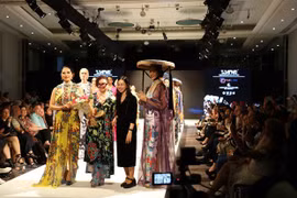Diseñadora vietnamita capta atención en semana de moda en Reino Unido