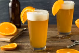 Turistas extranjeros degustan la cerveza artesanal vietnamita