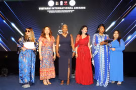 Entregan premios a vietnamitas con contribuciones a la comunidad en el Reino Unido