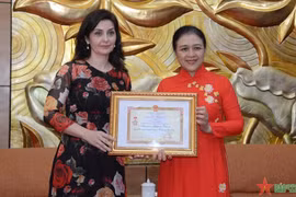 Embajadora búlgara recibe medalla de amistad de Vietnam