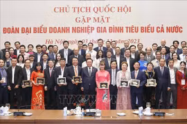Dirigente del Parlamento vietnamita se reúne con destacadas empresas familiares