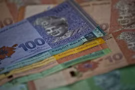 Malasia se compromete a fortalecer la moneda nacional