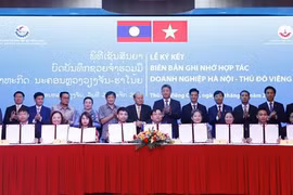 Hanoi y Vientiane firman acuerdos para impulsar el comercio