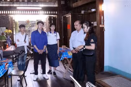 Estudiantes de Laos y Camboya admiran heroica revolución de Vietnam