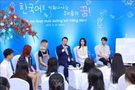 Presidente surcoreano conversa con estudiantes de la Universidad Nacional de Vietnam