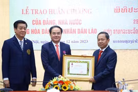 Laos otorga órdenes a funcionarios vietnamitas