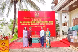 Entregan regalos a vietnamitas residentes en cuatro provincias laosianas